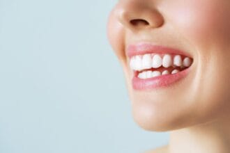 ما-هي-أكثر-طرق-تبييض-الأسنان-أمانًا-حاليًا؟