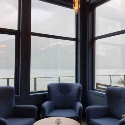 jpeg-optimizer_vertical-shot-armchairs-around-table-windows-1