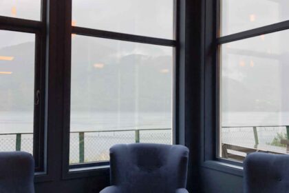 jpeg-optimizer_vertical-shot-armchairs-around-table-windows-1