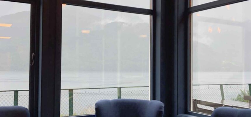 jpeg-optimizer_vertical-shot-armchairs-around-table-windows-1