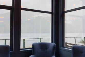 jpeg-optimizer_vertical-shot-armchairs-around-table-windows