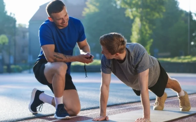 pushup_with_trainer_642